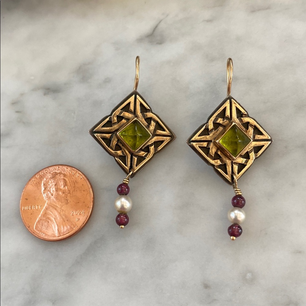 Helen Woodull  Celtic Design Peridot Earings with pearl and garnet drops 14k/925